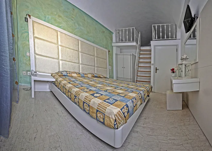 Sellada Kamari (Santorini)